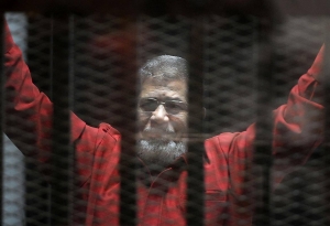 "نقض الانقلاب" تؤيد حبس الرئيس مرسي وترفض طعنه و14 آخرين بهزلية "الاتحادية"
