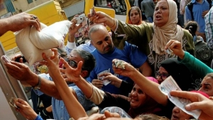 التايمز : الأزمة الاقتصادية المصرية تزيد من متاعب الطبقة المتوسطة