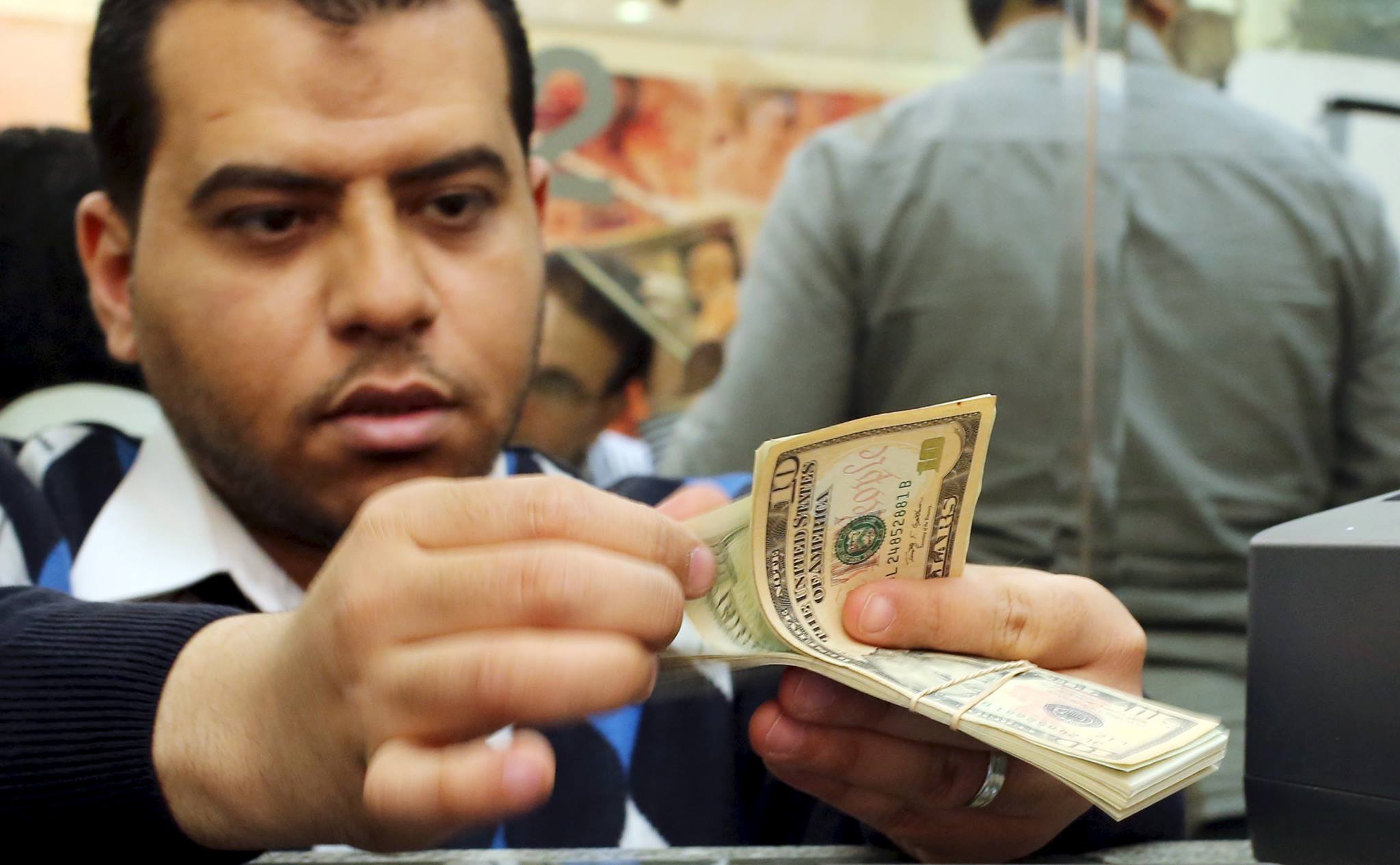 القروض تشكل ثلث الموارد الدولارية المصرية