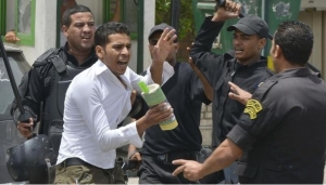 ميدل إيست آي: الاعتقالات التعسفية تدفع الطلاب الأجانب للفرار من مصر