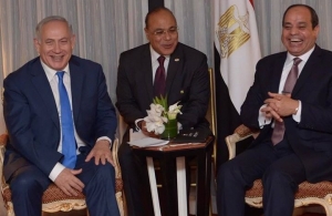 ضحكة السيسي مع نتنياهو.. النشطاء: بعت له سيناء؟
