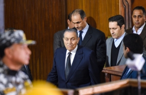 بذكرى التنحي.. مبارك ورجاله طلقاء ورموز الثورة بالسجون